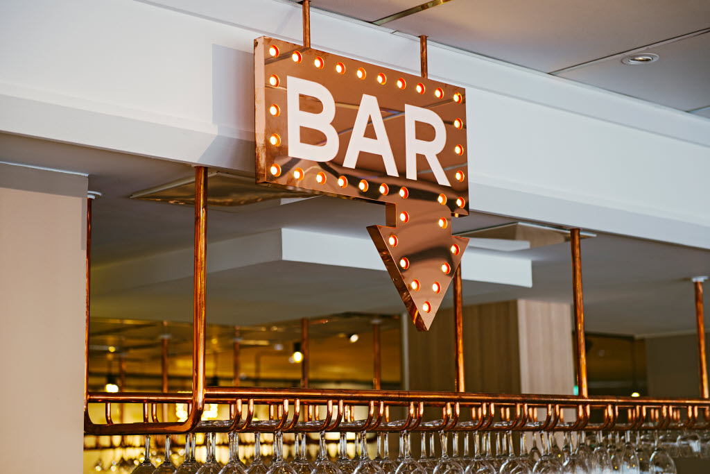 Urheberrecht: Jimmy Eriksson, Kocksgatan 17K, 116 24 Stockholm, +46 703 73 44 29, info@jimmyeriksson.se Scandic Uppsala Nord, bar, sign, detail, moby